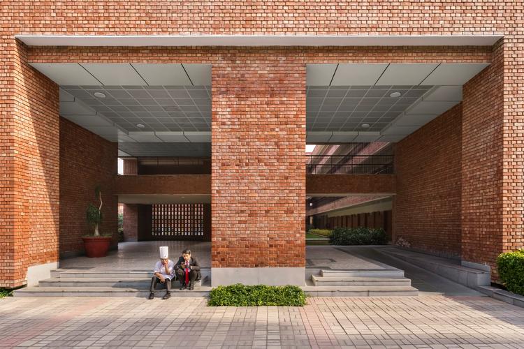 lalit suri 酒店管理学院 / morphogenesis